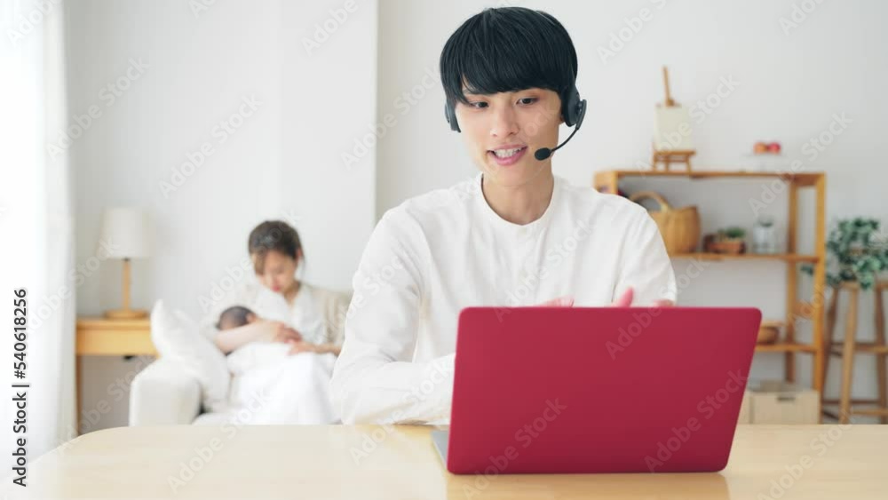 自宅でビデオ通話する男性 在宅勤務 テレワーク 自宅でビデオ通話する男性 在宅勤務 テレワーク