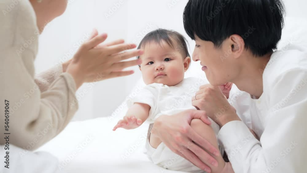 赤ちゃんと遊ぶ両親 家族イメージ 赤ちゃんと遊ぶ両親 家族イメージ
