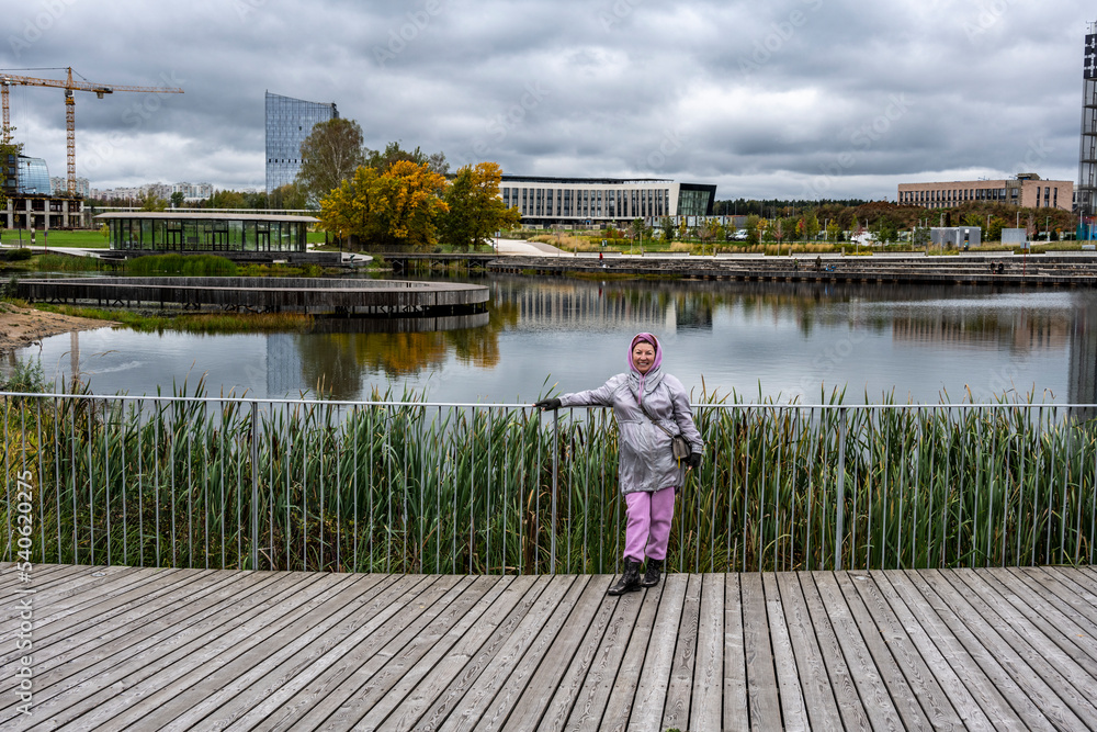 Fototapeta premium woman tourist on the background of ancient sights on an autumn gray day