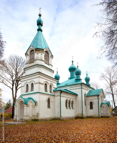 Fototapeta Naklejka Na Ścianę i Meble -  Cerkiew Prawosławna na Podlasiu, Podlasie, jesienny krajobraz