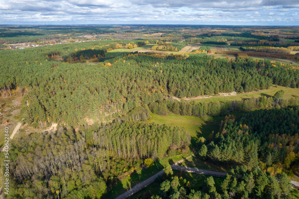 Kolorowe pola uprawne widziane z góry, rolniczy krajobraz polskiej wsi. Jesień. Rozlewisko rzeki.