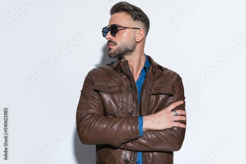 Fotografía Handsome casual man crossing his arms, looking to side