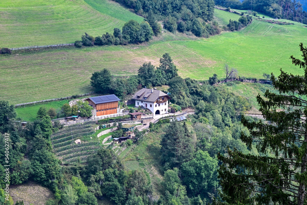 Bauernhof mit Scheune in den Bergen von Südtirol, Italien, Bozen
