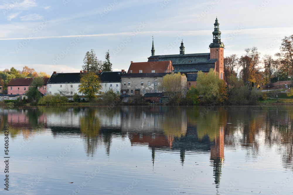 Jesienny widok na miasto widziane z brzegu jeziora - obrazy, fototapety, plakaty 