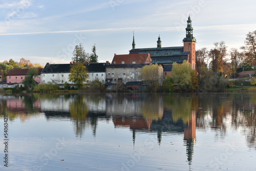 Jesienny widok na miasto widziane z brzegu jeziora