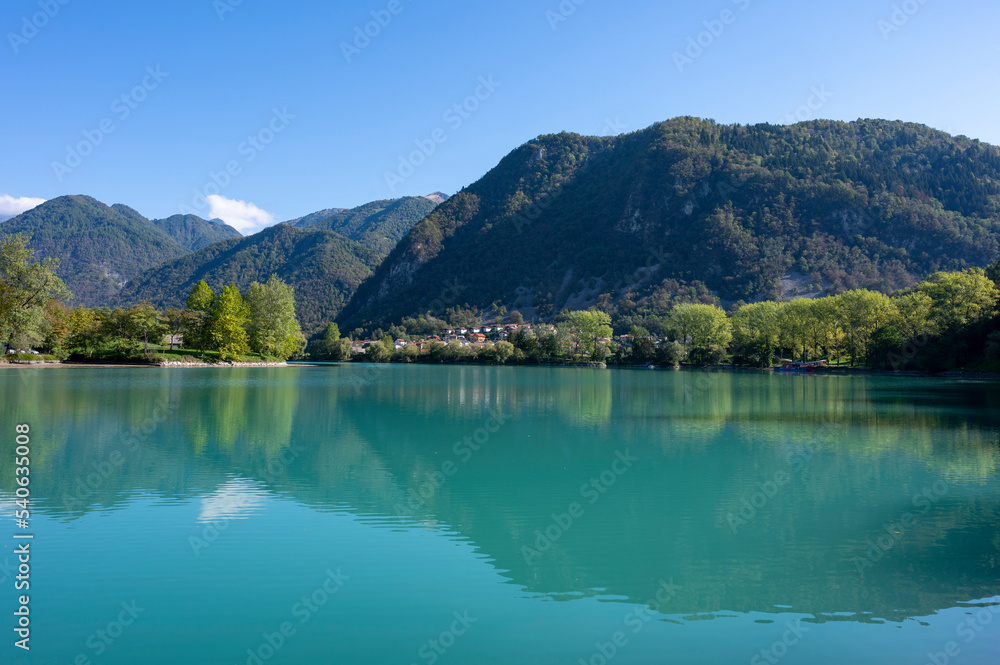 Fototapeta premium La rivière sauvage d'Isonzo près du village de Most na Soči en Slovénie