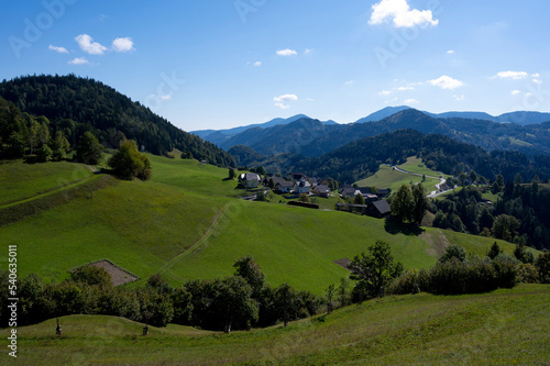 Paysage de montagne dans les Alpes slovènes autour du village de Spodnje Danje en été © michel