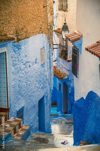Vertical shot of a picturesque narrow street in Chefchaouen city, Morocco © Chiara Salvadori/Wirestock Creators