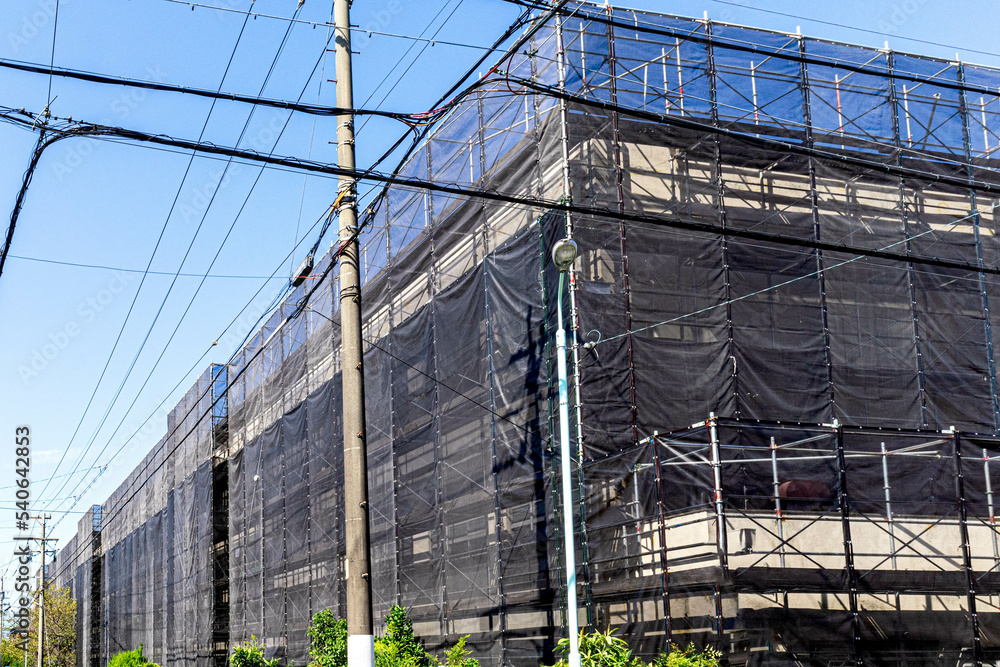 Obraz premium 足場のあるビルメンテナンスの建設現場