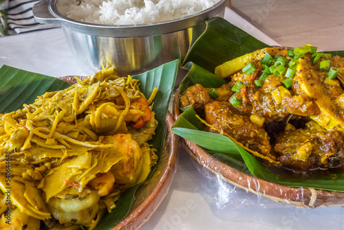 Plats créole de la gastronomie réunionnaise , crevettes au chou de vacoa et poulet chou palmiste photo