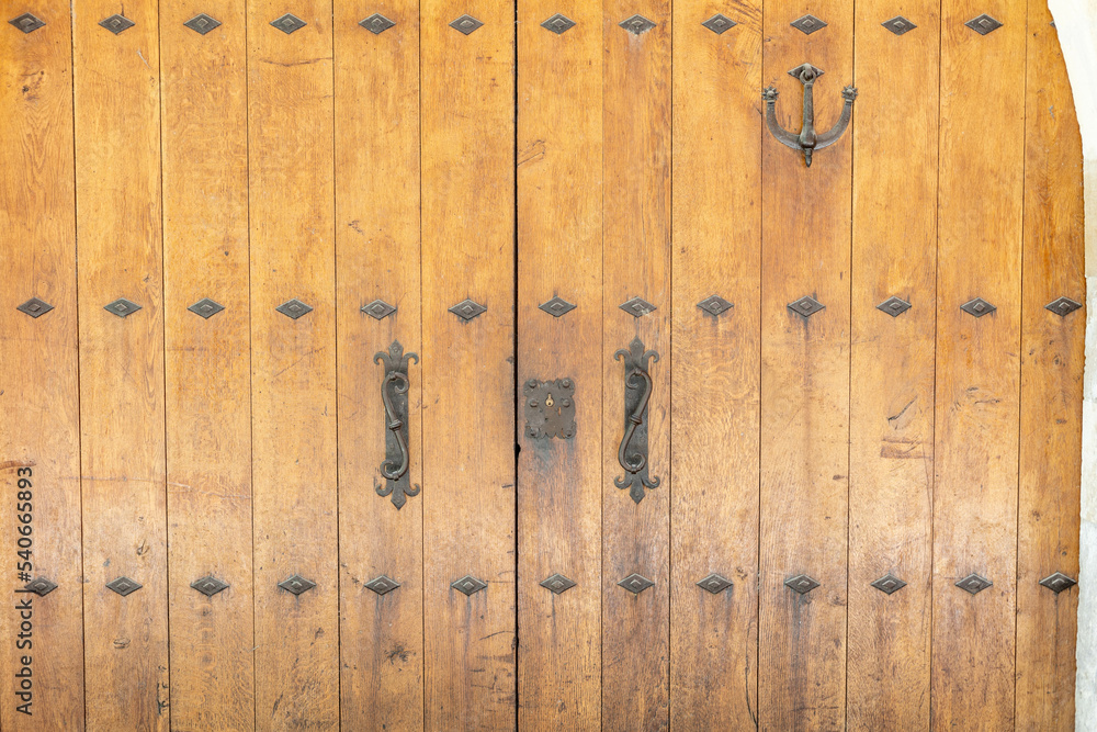 Lourde porte en bois très ancienne d'un château avec fer forgé Lourde porte en bois très ancienne d'un château avec fer forgé