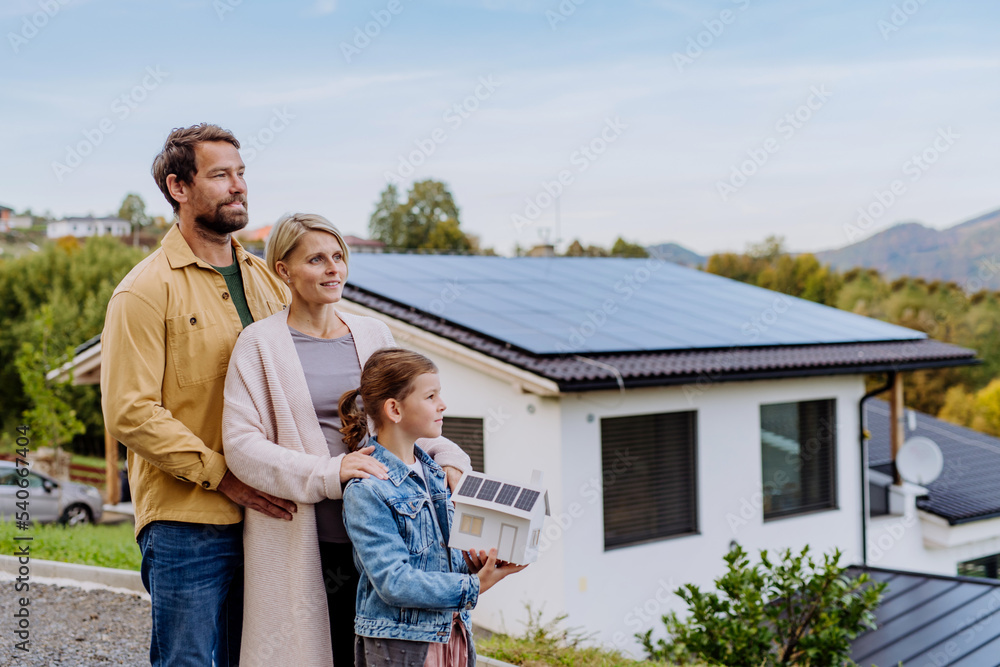 © Halfpoint - Happy family holding paper model of house with solar panels.Alternative energy, saving resources and sustainable lifestyle concept. © Halfpoint - Happy family holding paper model of house with solar panels.Alternative energy, saving resources and sustainable lifestyle concept.