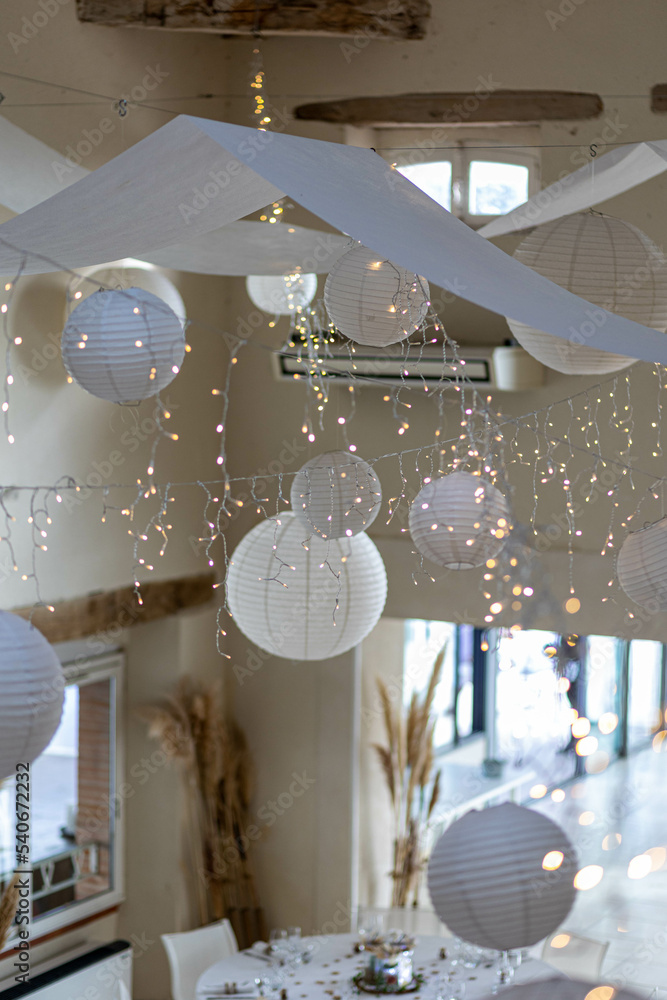 Décoration de plafond, éclairage, lampe et ballon blanc lors d'un mariage  Stock Photo | Adobe Stock