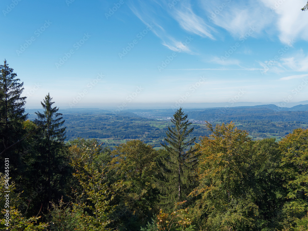 Hotzenwald im Naturpark Südschwarzwald - Holzenpfad. Wandern auf Naturpfaden im Wald und offener Feldflur mit weiten Ausblicke über Wehr das Rheintal hinweg