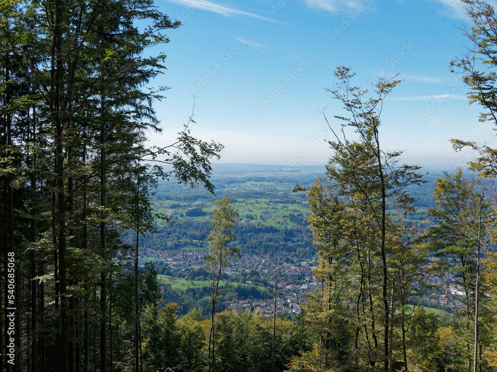 Hotzenwald im Südschwarzwald - Unterhalb des Pirschwegs. Klingenfelsen. Einen Tiefblick auf die Stadt Wehr und die sanften Kuppen des Dinkelbergs
