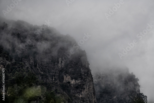 Tief h  ngende Wolken in den Bergen Griechenlands