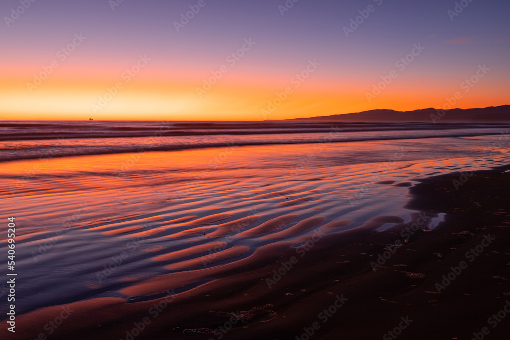 Obraz premium Beautiful beach sand pattern with sunrise light.