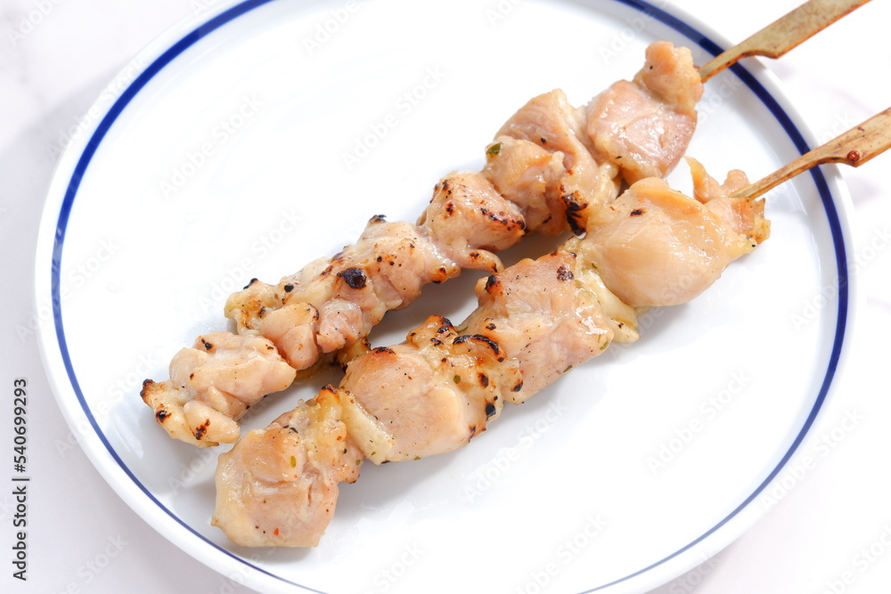 じっくり炭火で焼いた焼き鳥を塩で(モモ肉) じっくり炭火で焼いた焼き鳥を塩で(モモ肉)
