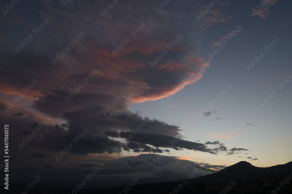 Der Ätna auf Sizilien am 13.10.22, Sonne senkt sich hinter dem Vulkan um 18:33.