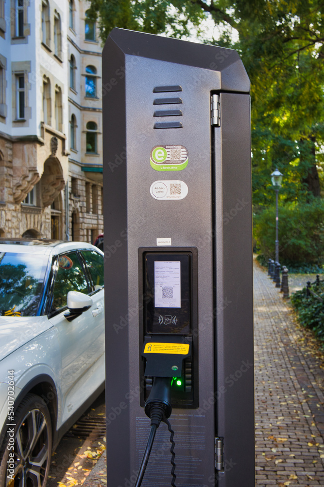 Elektro E Ladestation für Elektroautos, E Cars, Stromstation an der Fahrradstraße Dittrichring in Leipzig, Sachsen, Deutschland