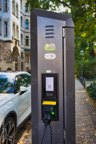 Elektro E Ladestation für Elektroautos, E Cars, Stromstation an der Fahrradstraße Dittrichring in Leipzig, Sachsen, Deutschland