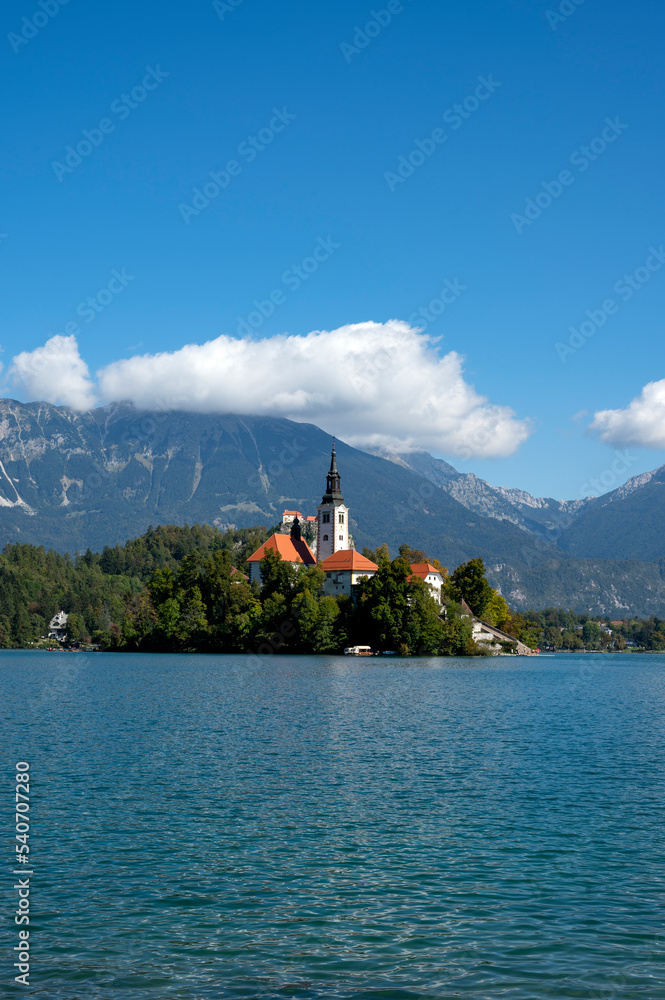 Lac de Bled en Slovénie avec l'église Sainte-Marie de l'Assomption sur une île au milieu du lac