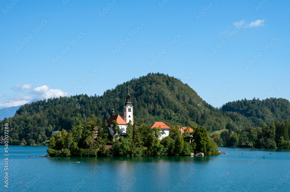 Lac de Bled en Slovénie avec l'église Sainte-Marie de l'Assomption sur une île au milieu du lac