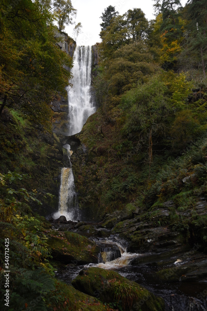 Obraz premium the tall Pistyll Rhaeadr waterfall in north wales from the bottom of it