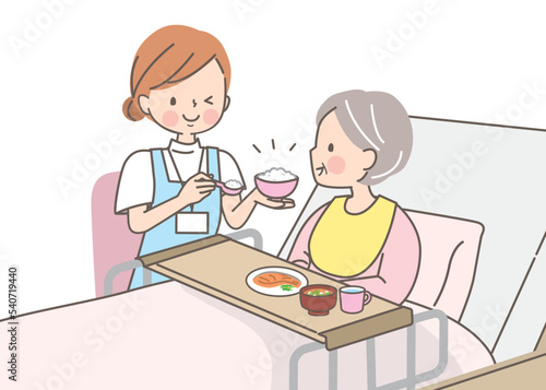 シニア女性に食事を介助する介護士