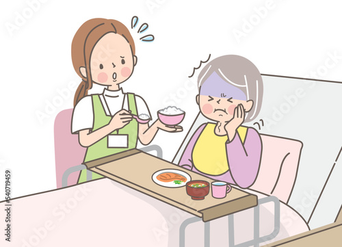 シニア女性に食事を介助する介護士