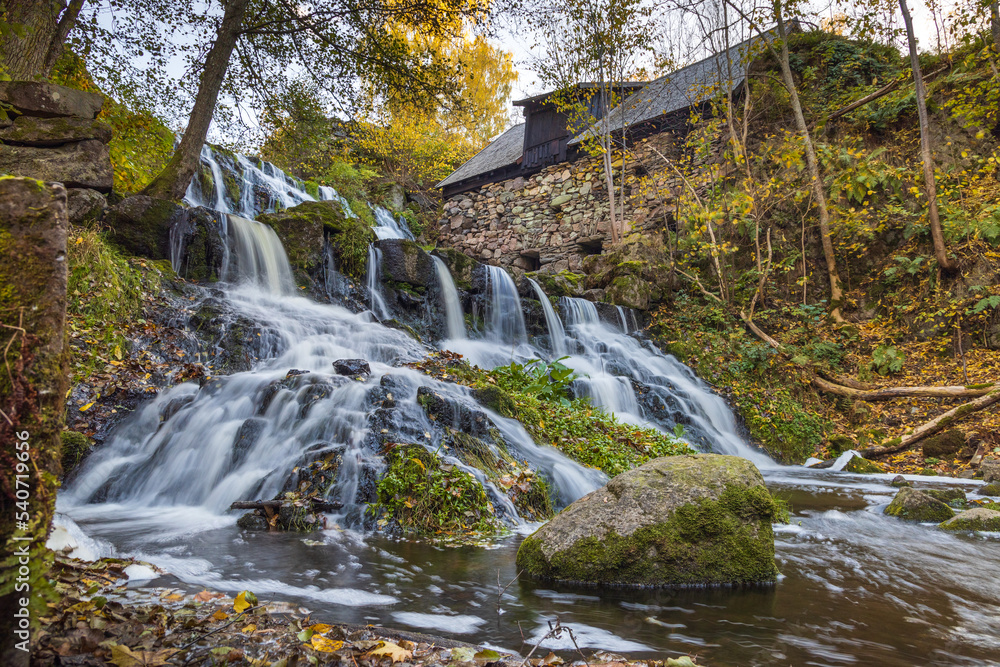 Obraz premium Waterfall in the small town of Röttle in southern Sweden outside of Gränna, along the highway E4 during a sunny autumn day. 