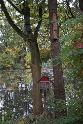 Insektenhotel am Kleinen Teich am alten Meierhof Heepen am Leithenhof an der Lutter im Herbst in Bielefeld im Teutoburger Wald in Ostwestfalen-Lippe