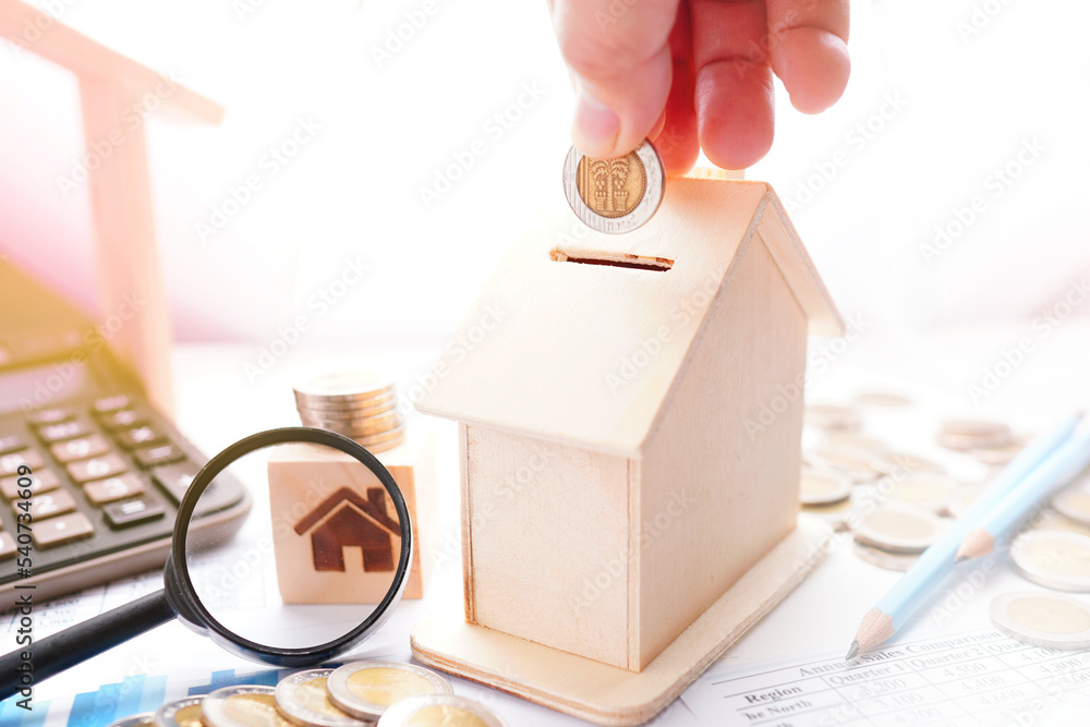 Obraz premium Economics Savings hand and business Charts and Coins blur or blurry