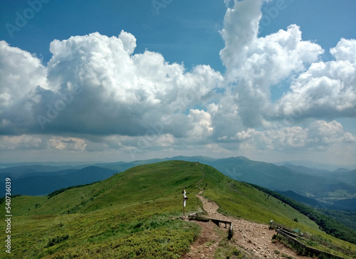 Fototapeta Naklejka Na Ścianę i Meble -  Zielone góry Bieszczady i niskie chmury