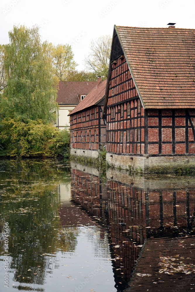 Alter Meierhof Heepen mit Spiegelung im kleinen Teich am Leithenhof im