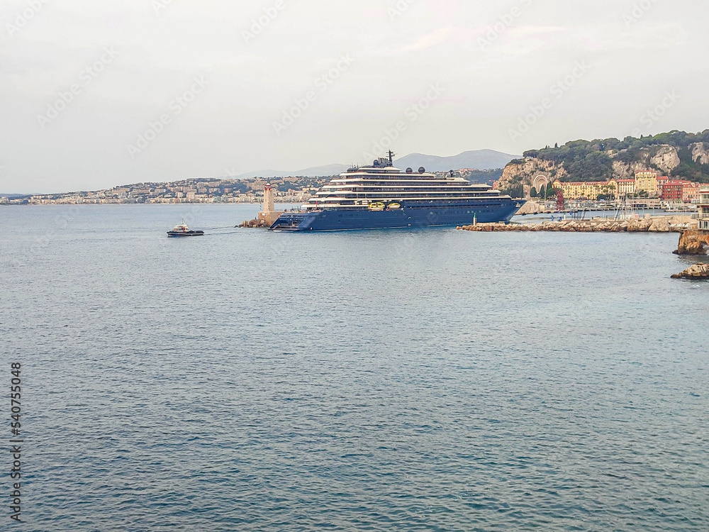 Paquebot sortant du port Lympia à Nice sur la Côte d'Azur en étant tracté par un remorqueur