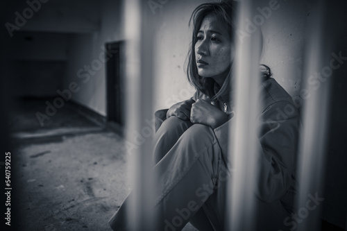 Foto Portrait of women desperate to catch the iron prison,prisoner concept,thailand people,Hope to be free,If the violate the law would be arrested and jailed