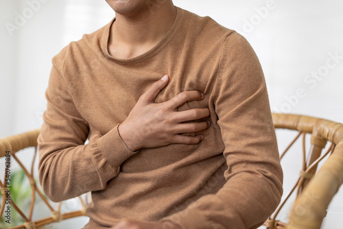 Foto Close up hand Emergency of Asian man sudden heart attack so pain on chest and il