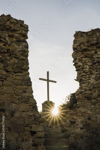 La cruz frente a los rayos de la luz del sol. Fototapet
