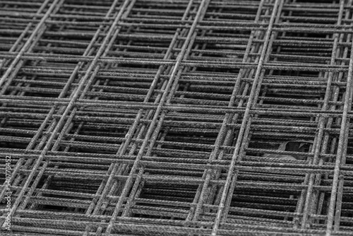 Metallgitter in schwarz weiß auf einer Baustelle als Hintergrund © Juliana