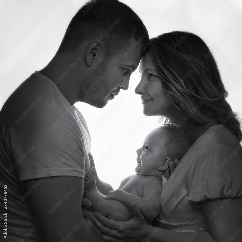 Black and white photography of happy family with infant son by the — free download