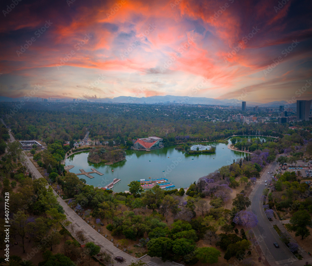Fototapeta premium Lago Mayor de Chapultepec en la Ciudad de México