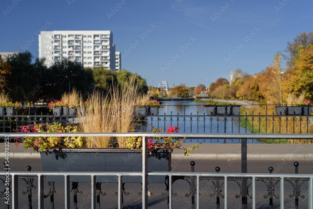Obraz premium AUTUMN IN CITY - A colorful season on banks of the river