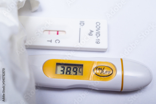 Termometr wskazujący wysoką temperaturę ciała i pozytywny wynik testu na obecność koronawirusa nie pozostawiają wątpliwości - to nie przeziębienie