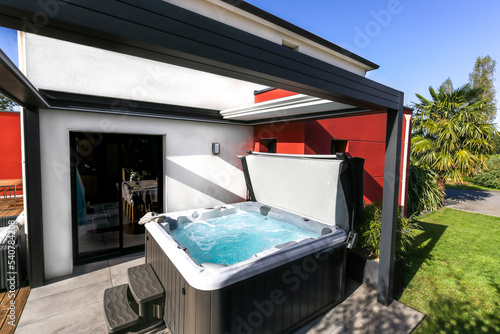 Photo superbe spa extérieur avec pergolas adossée à une maison moderne