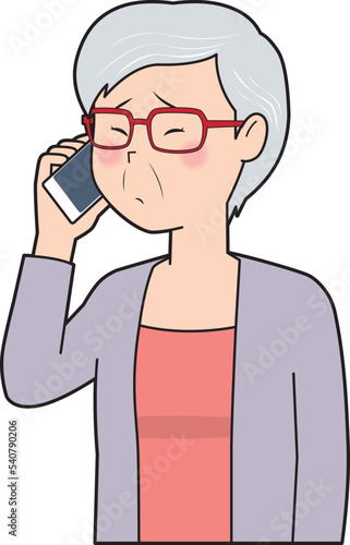 電話で赤面するシニア女性
