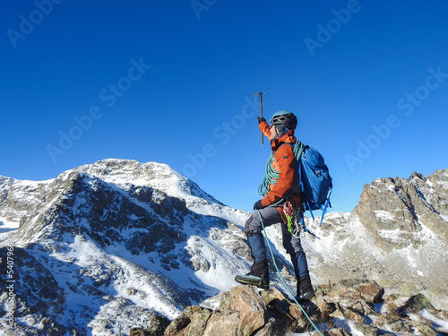 Obraz na płótnie alpinism in the snowy mountains w salonie