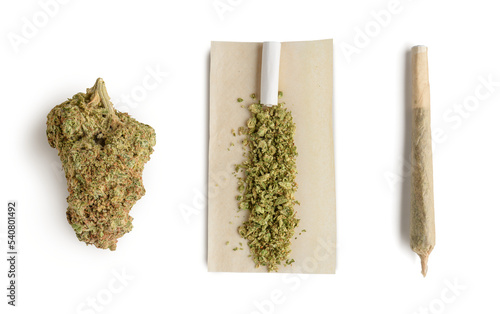 Carta da parati Marijuana bud ,crushed bud of marijuana on the rolling paper and rolling cannabis joint