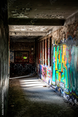 couloir abandonné couvert de graffitis