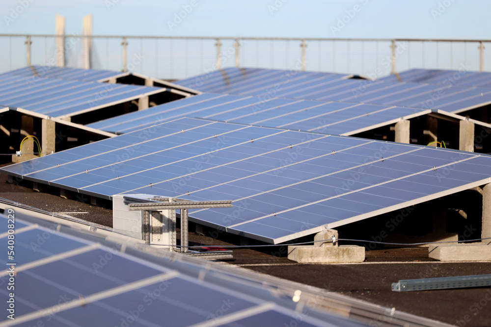 Farma ekologicznych paneli słonecznych na dachu bloku mieszkalnego.  - obrazy, fototapety, plakaty 